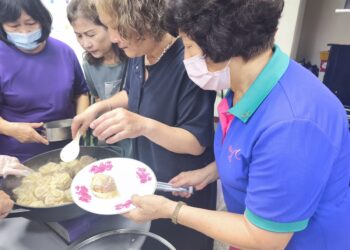 和平教會手作燒賣  讓長輩在輕鬆愉快的氛圍心花朶朶開