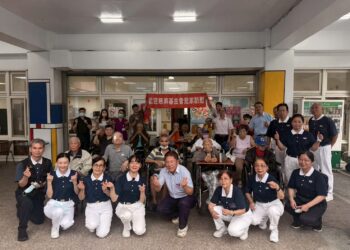 佛誕瑞氣滿榮家 慈濟浴佛車助長輩澄淨心靈