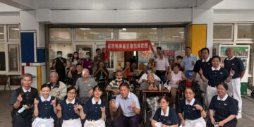 佛誕瑞氣滿榮家 慈濟浴佛車助長輩澄淨心靈