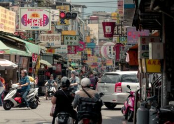 騎著機車穿梭老街巷弄 復古旅遊重新詮釋台灣小鎮的魅力