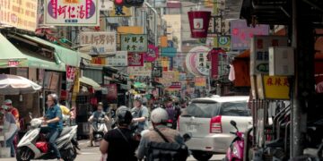 騎著機車穿梭老街巷弄    復古旅遊重新詮釋台灣小鎮的魅力