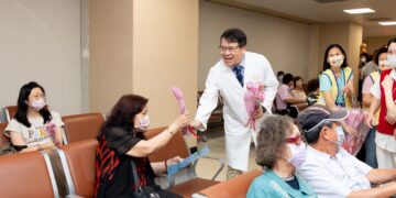 高雄長庚母親節溫馨送暖活動　院長帶領志工親自傳遞感恩心意 ~送愛馨-獻母親~