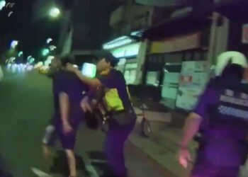 拙劣演技破功!通緝犯假身份遭識破 當街狂奔百公尺仍體力不支遭逮