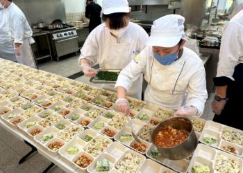 嘉藥餐旅畢業生送暖　200份愛心便當關懷弱勢