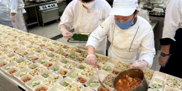 嘉藥餐旅畢業生送暖　200份愛心便當關懷弱勢