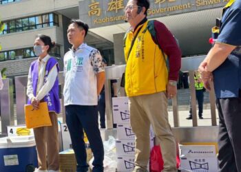 左楠議員參選人薛兆基呼籲,高雄率先建立交通轉型基金,別等司機失業才補救 面對AI、自動化與無人駕駛技術快速發展,基層運輸產業未來可能面臨巨大衝擊。