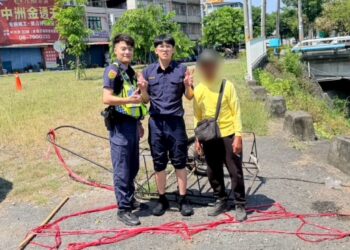 推車滑落溪裡「消暑」？潮警三帥合力救援助脫困
