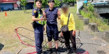 推車滑落溪裡「消暑」？潮警三帥合力救援助脫困