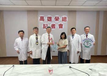足月男嬰出生八天突發心衰竭肺出血 高榮團隊「床邊巧手結紮」成功搶救生命