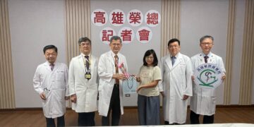 足月男嬰出生八天突發心衰竭肺出血 高榮團隊「床邊巧手結紮」成功搶救生命