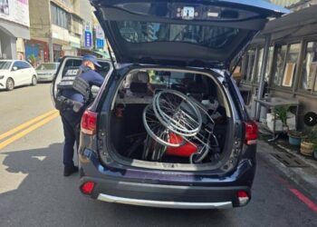 【暖陪伴、保周全】警車化身暖心專車，苓雅局三多所雄警護送《提領大量現金》獨居長者返家