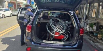 【暖陪伴、保周全】警車化身暖心專車，苓雅局三多所雄警護送《提領大量現金》獨居長者返家