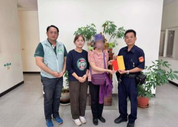 孝女守護失智母　枋警攜手民間送暖解困境