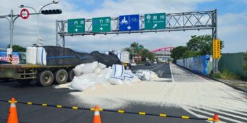 拖板車貨物散落 潮州警迅速排除維護交通安全