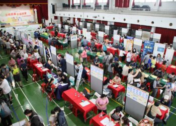 嘉義縣大型徵才活動引人潮　41家企業釋出逾1,100職缺