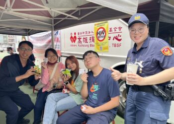 前鎮波麗士豔陽天挽袖做公益，捐血不忘反詐宣導