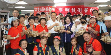 阿嬤志工教包粽!眾能協會攜手黎明師生包2千顆肉粽 端午送暖泰山弱勢與獨老