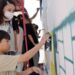 文藻外大USR計畫列車開往蚵寮國小　邀請藝術家林星豪指導壁畫彩繪