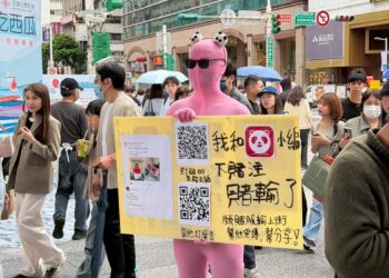 中山商圈出現超吸睛粉紅身影！23件外套波比跳掀熱議