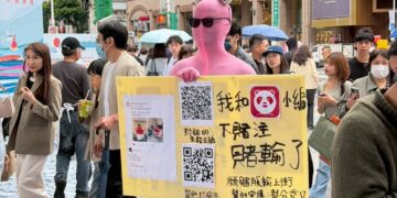 中山商圈出現超吸睛粉紅身影！23件外套波比跳掀熱議