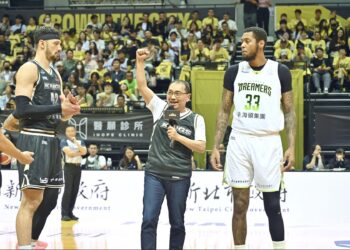 挑戰三連霸！TPBL冠軍賽新莊開打     侯友宜現身開球幫國王隊打氣