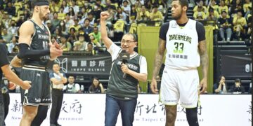 挑戰三連霸!TPBL冠軍賽新莊開打 侯友宜現身開球幫國王隊打氣