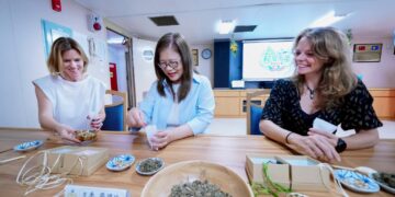 英國代表首登台灣海巡旗艦! 管碧玲:台英共伴維護區域和平 包瓊郁:台英情誼如糯米相黏!