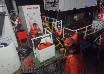 暗夜驚魂!聖克里斯多福籍油輪「寶瓶星」斷軸進水 臺南海巡頂8級陣風救援9名船員