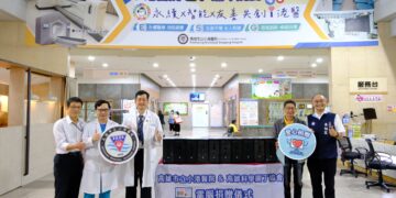 港醫院舉辦電腦捐贈儀式，正式將院內整理完善的60台可用電腦　全數捐贈給高雄科學園丁協會