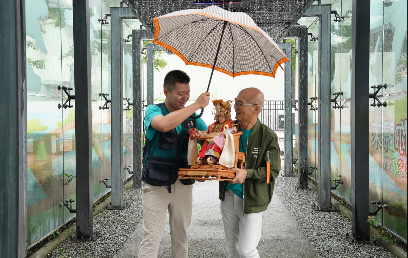 媽祖也來觀光工廠!國巨洋傘董事長親自陪同導覽 員工嗨翻了