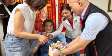 百歲榮民段益勝崇壽　宜榮服處長溫馨祝福