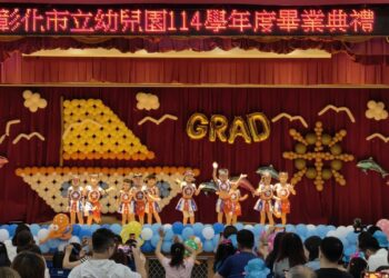 彰化市立幼兒園畢業典禮   市長林世賢逐一頒發畢業證書