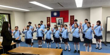 高雄客家兒童合唱團拜會駐日處 駐日大使李逸洋秀薩克斯風影片熱情接待