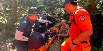 阿塱壹古道遊客熱衰竭 海巡迅速馳援協助送醫