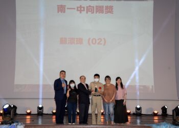 台南一中畢業典禮青春啟程　校長廖財固海盜裝扮化身《神鬼奇航》船長登場