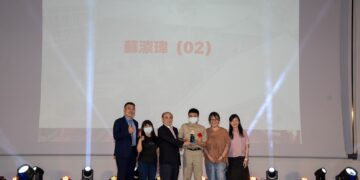 台南一中畢業典禮青春啟程　校長廖財固海盜裝扮化身《神鬼奇航》船長登場