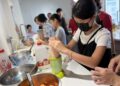 親子齊聚煎傳統木瓜粄、現打木瓜牛奶 食農料理體驗 飄香黃埔客站