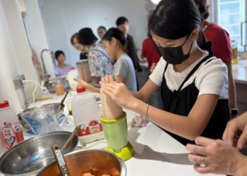 親子齊聚煎傳統木瓜粄、現打木瓜牛奶 食農料理體驗 飄香黃埔客站