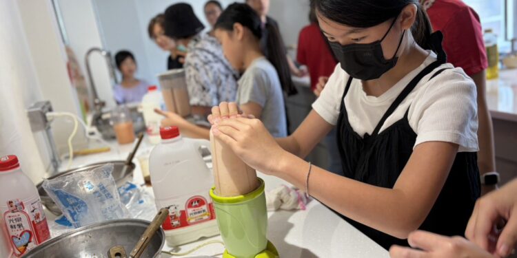 親子齊聚煎傳統木瓜粄、現打木瓜牛奶 食農料理體驗 飄香黃埔客站