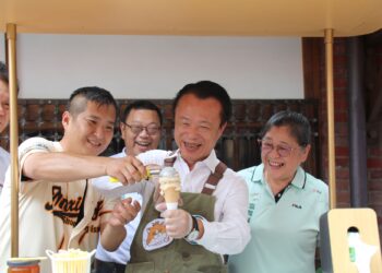 翁章梁化身「打貓街長」巡田水　品味民雄創意料理展現地方風味新魅力