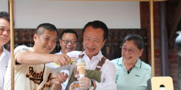 翁章梁化身「打貓街長」巡田水　品味民雄創意料理展現地方風味新魅力