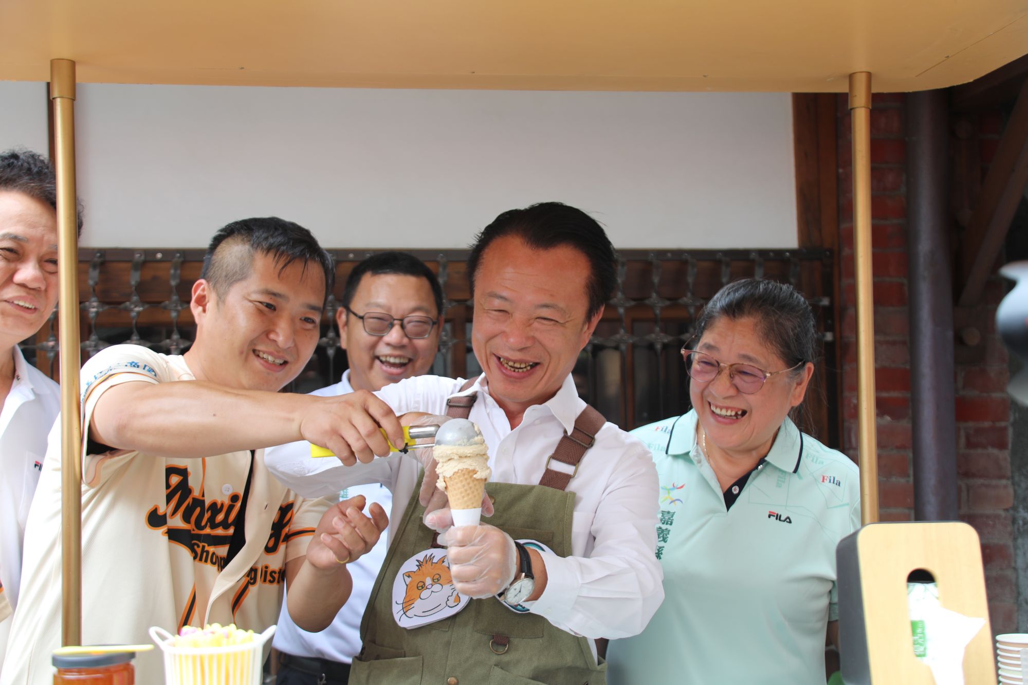 翁章梁化身「打貓街長」巡田水 品味民雄創意料理展現地方風味新魅力