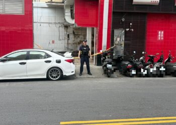 【鋌險、竊電、斷魂】男子疑剪電線觸電殞命,鳳山局雄警封鎖採證、釐清死因
