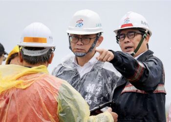 豪雨炸高雄！賴瑞隆「半天7場勘災」：面對風雨高雄會穩住腳步