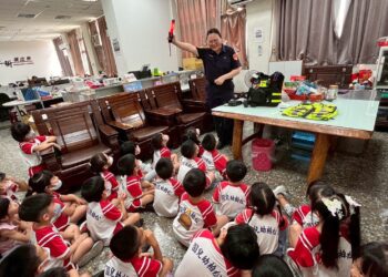 前鎮警與幼兒園敦親睦鄰 宣導反詐騙與毒品預防向小萌孩扎根