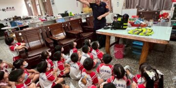 前鎮警與幼兒園敦親睦鄰 宣導反詐騙與毒品預防向小萌孩扎根