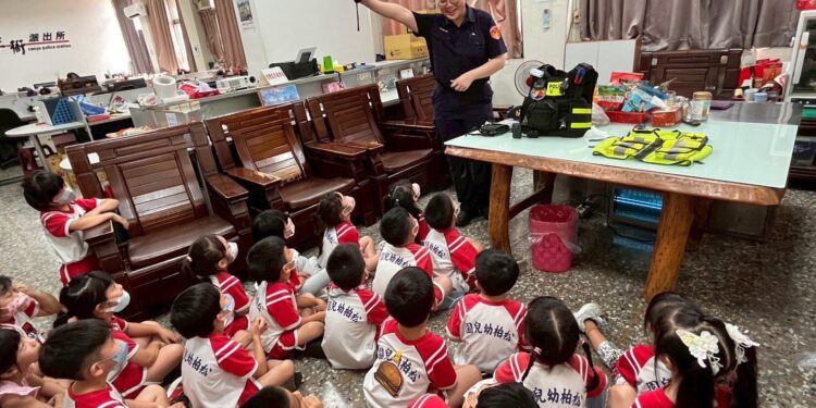 前鎮警與幼兒園敦親睦鄰　宣導反詐騙與毒品預防向小萌孩扎根