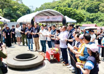 錯過等明年!大甲鐵砧山劍井湧千人 500瓶開運午時水一小時搶空