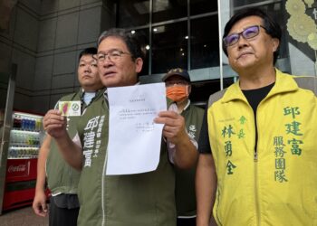 影音/創黨黨員再也待不下去 邱建富親送退黨申請