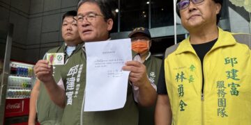 影音/創黨黨員再也待不下去 邱建富親送退黨申請